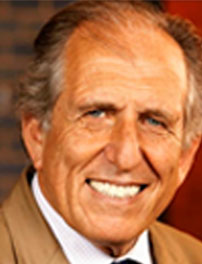 Julio Bai headshot